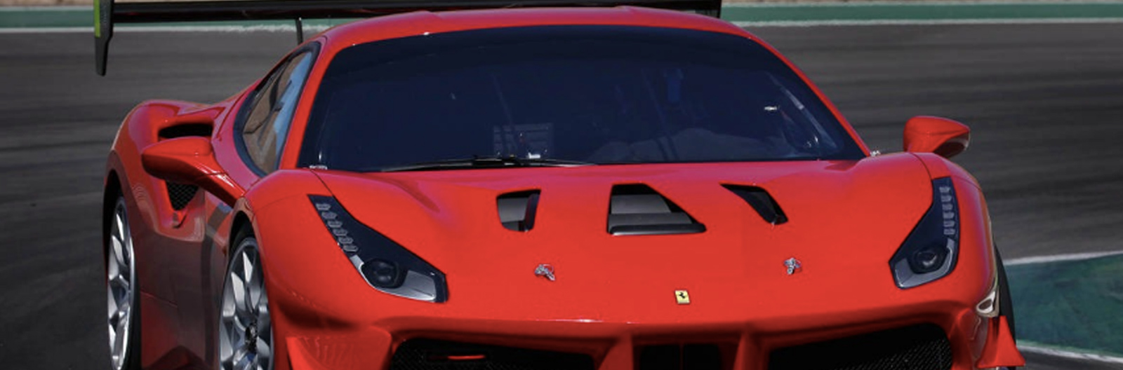 Prueba el Ferrari - Lamborghini en la pista.